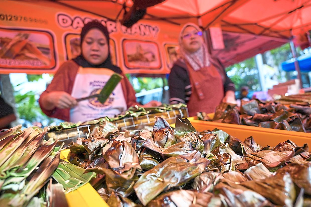 [Optional]Otak-otak and sata for sale at the Ramadan bazaar in Jalan SS 5c/13, Kelana Jaya. — IZZRAFIQ ALIAS/The Star