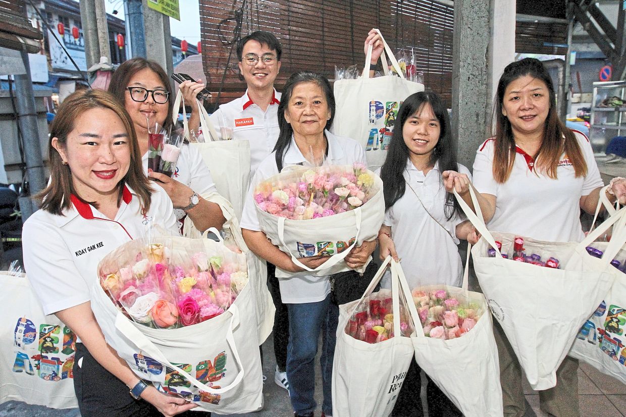Around 2,000 flowers were distributed to show appreciation for the contributions of women.