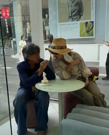A sight to behold with George Lam feeding Sally Yeh ice cream. Screengrab via Sin Chew