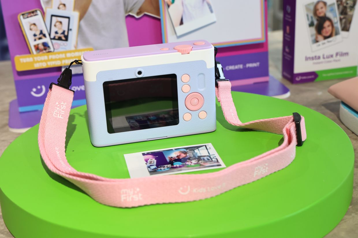 A unique feature of the Insta Lux is a dedicated selfie button that activates a punchhole 5-megapixel camera above the display.