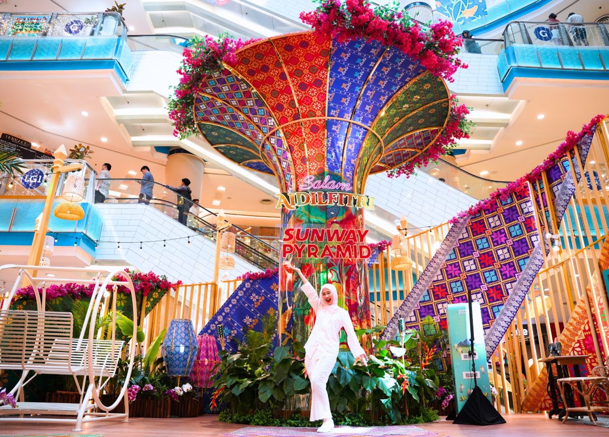 Sunway Pyramid’s LG2 Blue Concourse, reimagined for Raya with a vibrant tribute to traditional Malaysian textile heritage.