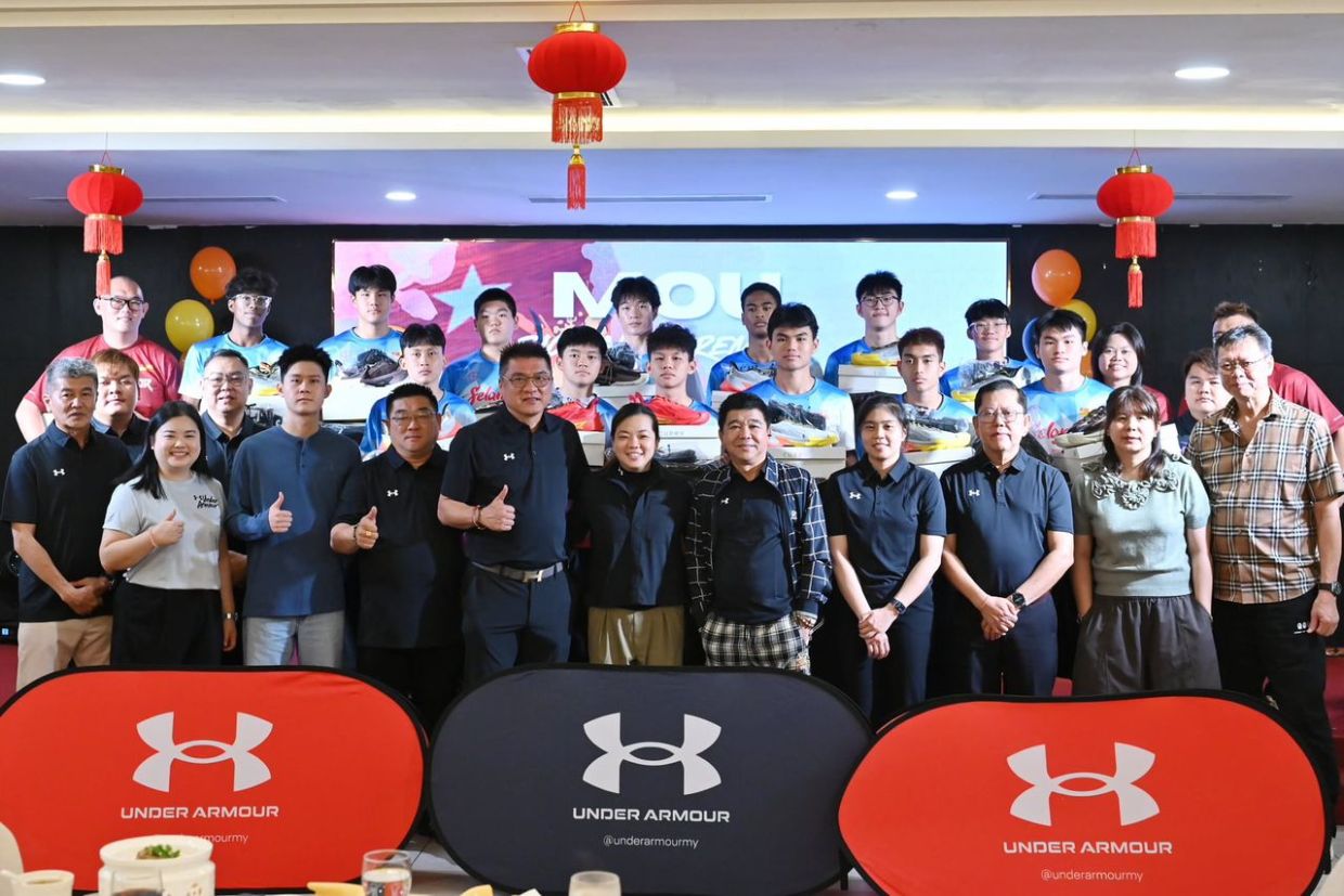 One for the album: Youth cagers posing with the SBA officials and their new sponsors.