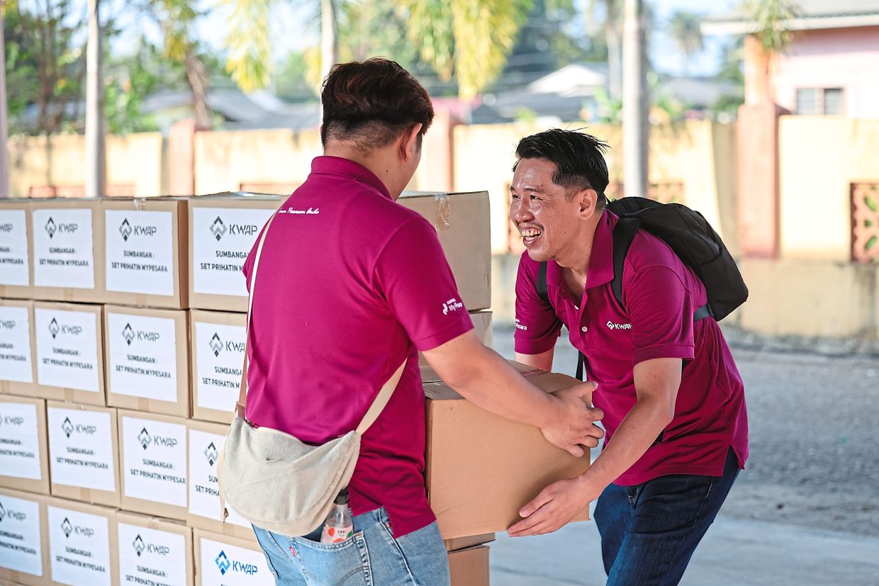 KWAP volunteers distributed about 700 essential goods packs to local pensioners and B40 families from the 10 adopted schools.