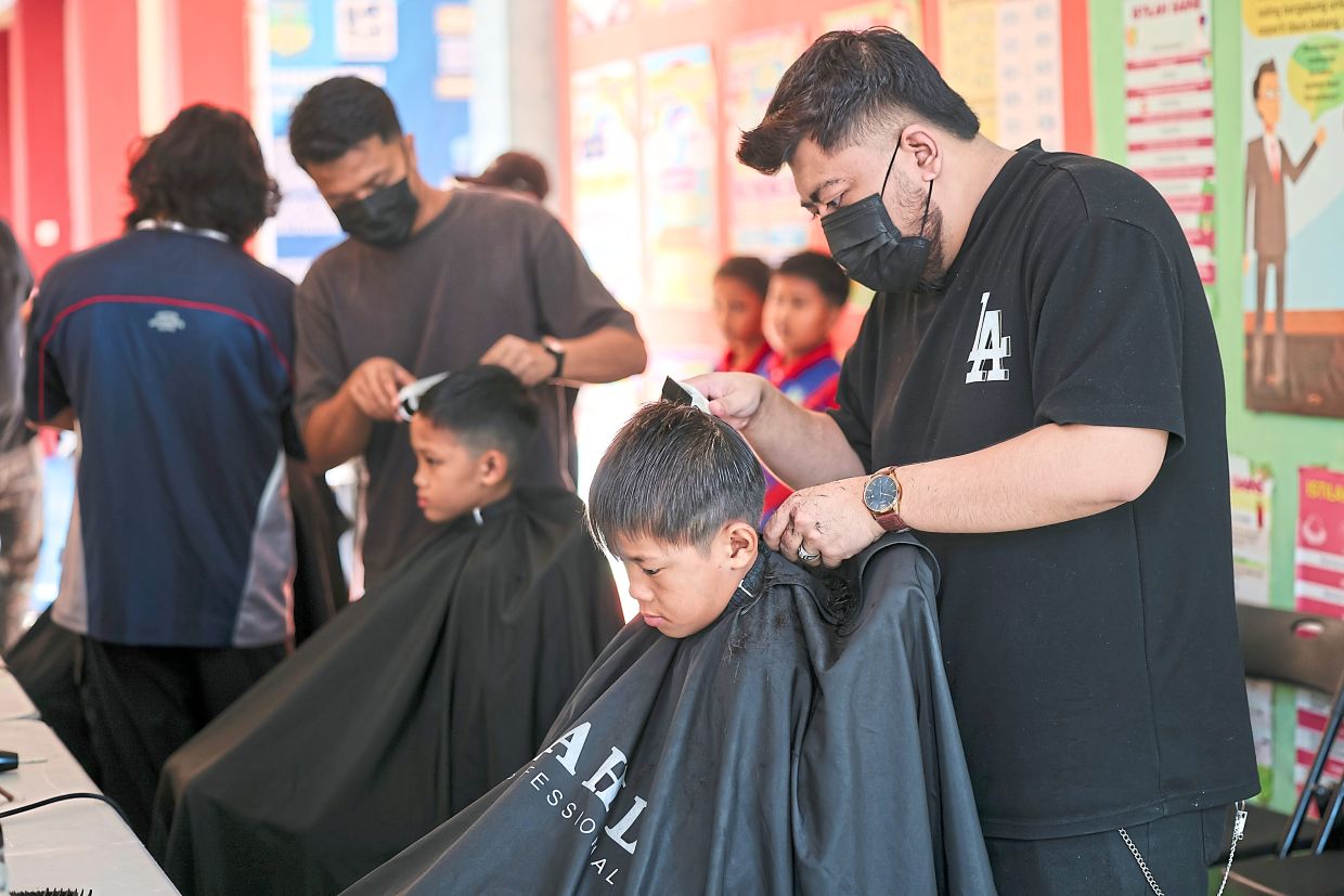 A grooming session under KWAP’s community outreach initiative in Bachok, Kelantan.