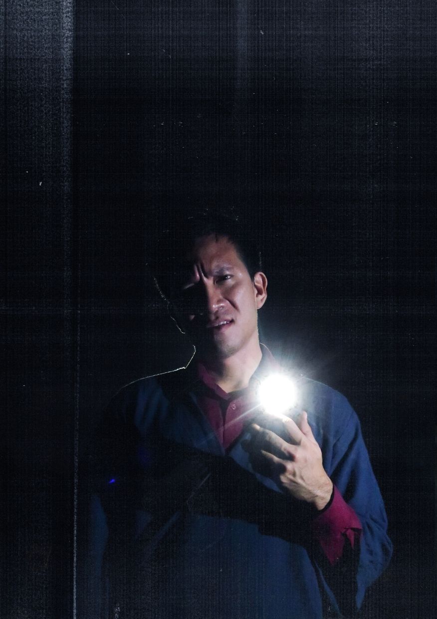 Alfred Loh stars alongside Anne James, Putrina Rafie, Kamini Senthilathiban, Nabil Zakaria and Dexter Zhen in the Theatresauce production of 'No Particular Order' at KLPac. Photo: Theatresauce