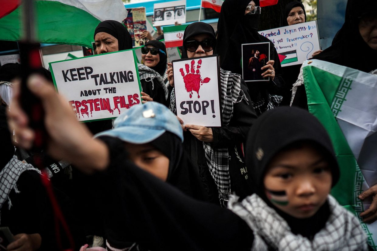 People participate in a demonstration against the US-Israeli conflict with Iran in front of the Israeli embassy in Bangkok, Thailand, on Monday, March 13, 2026. -- Photo: REUTERS/Athit Perawongmetha