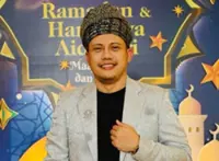 Indonesian veteran star musician Lucky Joe is back to excite the fans with the festive single 'Senyum Raya'