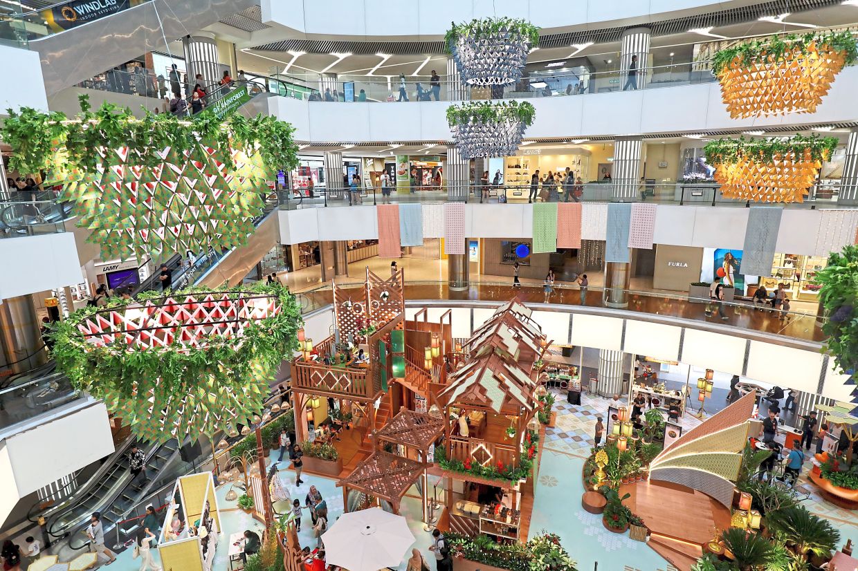 A kampung-style home takes centre stage in 1 Utama’s decorations as a tribute to Malay heritage.