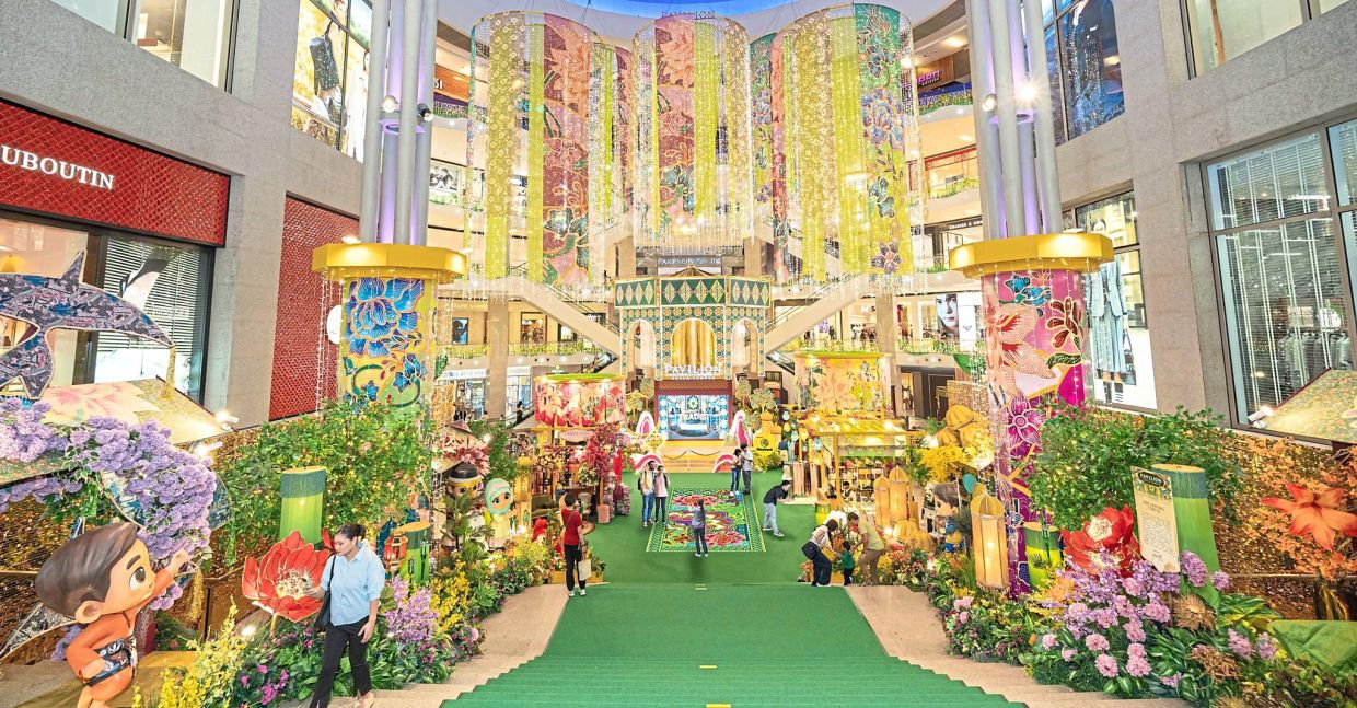 At Pavilion Kuala Lumpur, a glittering array of lights feature across its Spanish Steps and Centre Court.