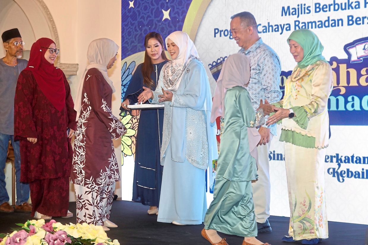 Left: (From right) Nancy, Khoo and Ena Suhaila presenting ‘duit raya’ as part of the ‘Cahaya Ramadan Sehari Bersama Gardenia’ programme in Kuala Lumpur. — Photos: LOW LAY PHON/The Star
