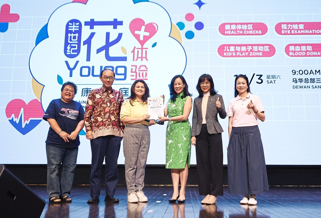 Speaker at the event, Dr Helena Lim (third from right) receiving a certificate of appreciation from Wanita MCA secretary-general Chan Quin Er (third from left). Looking on are (from left) Wanita MCA vice-chairperson Tan Choo Kuan, MCA deputy president Datuk Dr Mah Hang Soon, Wong and Dr Yong.