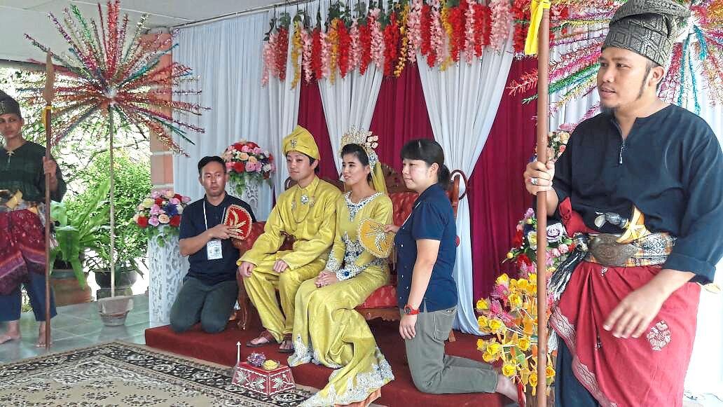 Some of the guests also posed as couples on wedding dais.