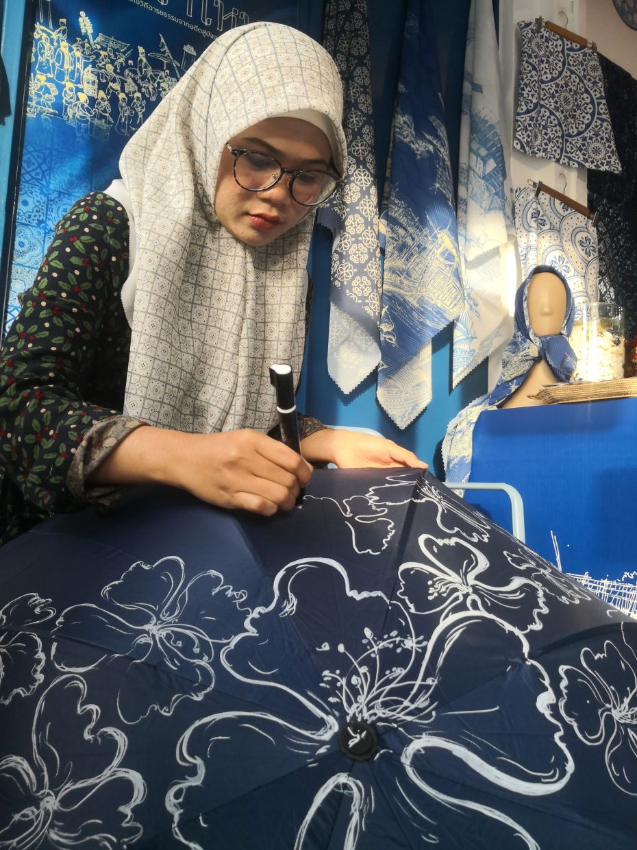 In Southern Thailand, artisans are reviving Thai-Malay craftsmanship through traditional indigo dyeing. Photo: Alan Teh Leam Seng