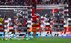 Soccer-Nine-man Bayern come from behind to rescue 1-1 draw at Leverkusen