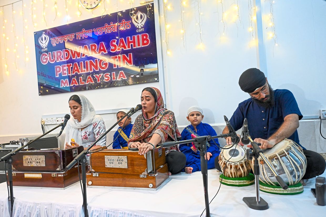Devotees performing ‘kirtan’ (devotional songs) during the final prayers at the gurdwara. 