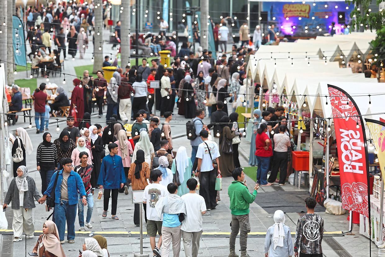 Bazram Merdeka seeing throngs of people hitting F&B stalls along the perimeter (above) and enjoying the atmosphere inside Stadium Merdeka (below) for their break of fast. 