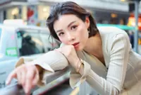 HK actor Moses Chan’s wife Aimee Chan debuts new hairstyle, wows in figure-hugging dress