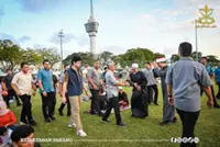 Pahang Sultan, Royal family break fast with public at Kuantan field