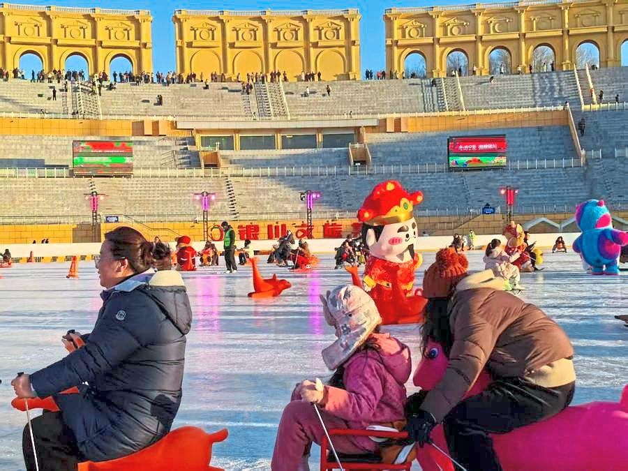 People playing at the ice rink. — MA SIJIA/Xinhua