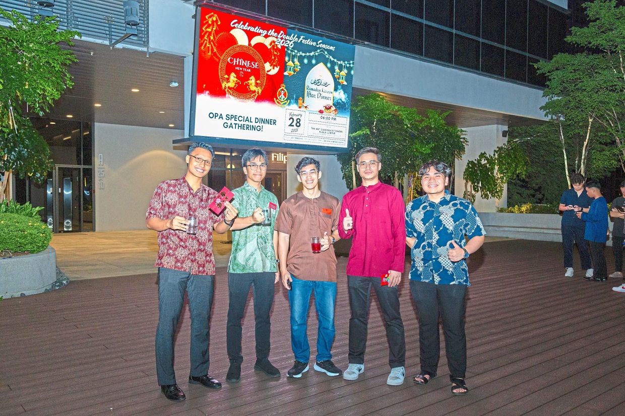 Old Puteras delighted with their angpows during the association’s Chinese New Year Open House and annual Iftar gathering held at The MET Corporate Towers, Jalan Dutamas. (From left) OP Muhammad Al Umar, Arif Irsyad, OP Muhammad Syafiq, OP Muhammad Hifzanuddin, and OP Muhammad Zaid Adlan.