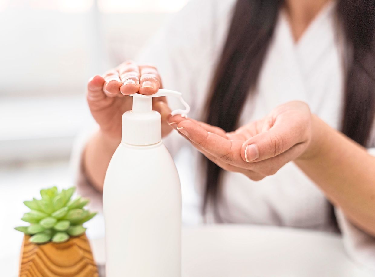 When refilling and recycling programmes replace single-use packaging and fit into everyday life, they can help reduce waste. — Freepik