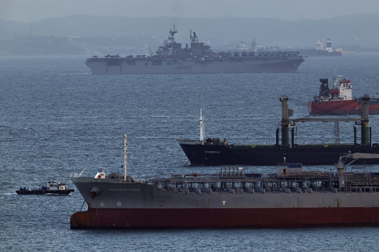 The USS Tripoli (LHA-7) amphibious assault ship enters the Singapore Straits, amid the US-Israeli conflict with Iran, as seen from Singapore, on Tuesday, March 17, 2026. -- Photo: REUTERS/Edgar Su