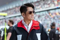 HK star Aaron Kwok draws huge crowd at Chinese Grand Prix, stays calm as fans swarm him