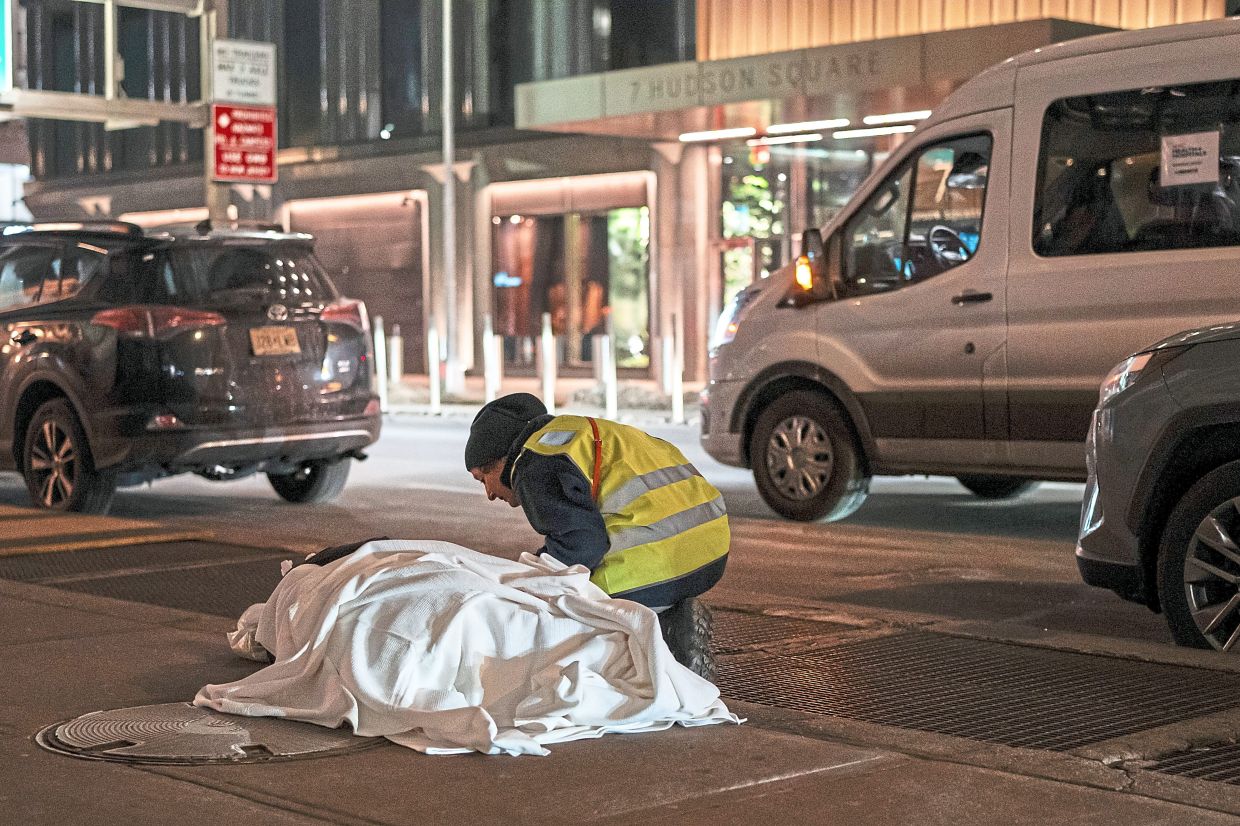 Offering warmth and care to the homeless, as cold deaths mount in New York ...