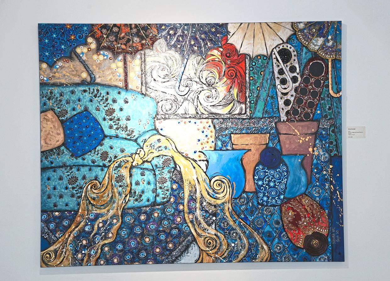 The painting of the couch that Noura’s late daughter liked to rest on when she wasn’t well.