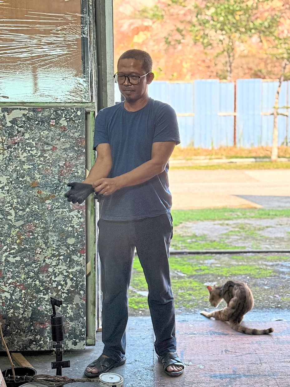 In his studio in Perak, Hamidi is often joined by Buncil, a Bengal cat gifted by his nephew 10 years ago. Photo: Wei Ling Gallery
