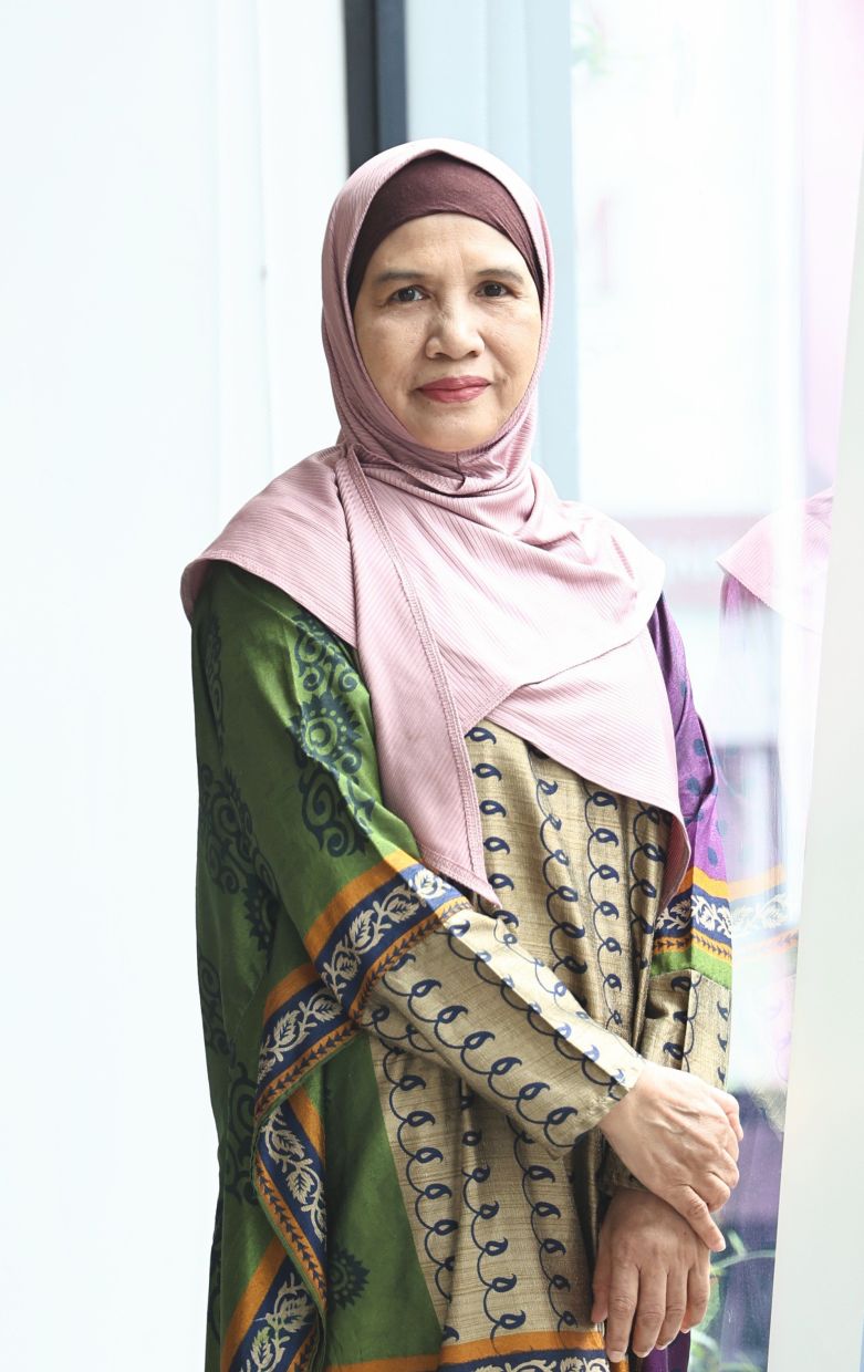 Noura's exhibition showcases a woman's strength to go through hardships in life. 