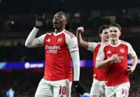 Soccer-Eze stunner helps Arsenal past Leverkusen into last eight