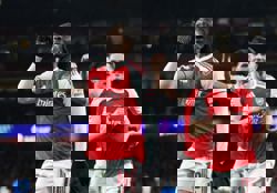 Soccer-Eze stunner helps Arsenal past Leverkusen into last eight