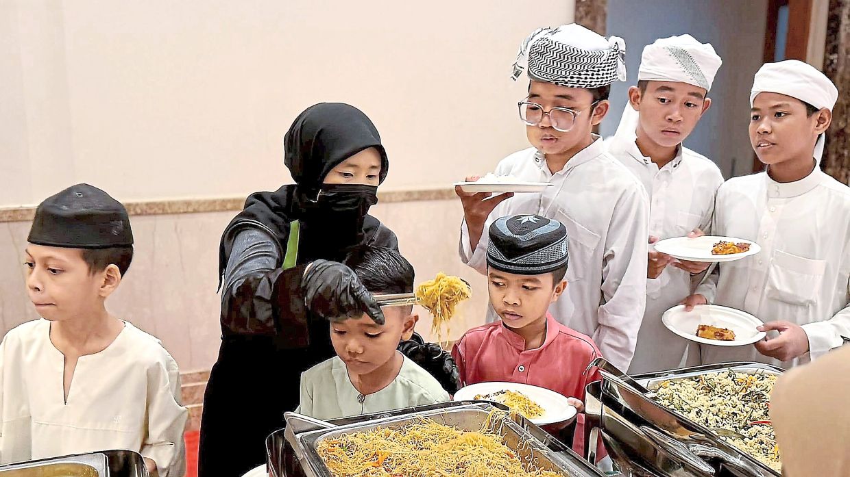 Eighty orphans were invited to the iftar organised by Cento Mall, Jaya Grocer, Universal Robina Munchy’s and MBDK.