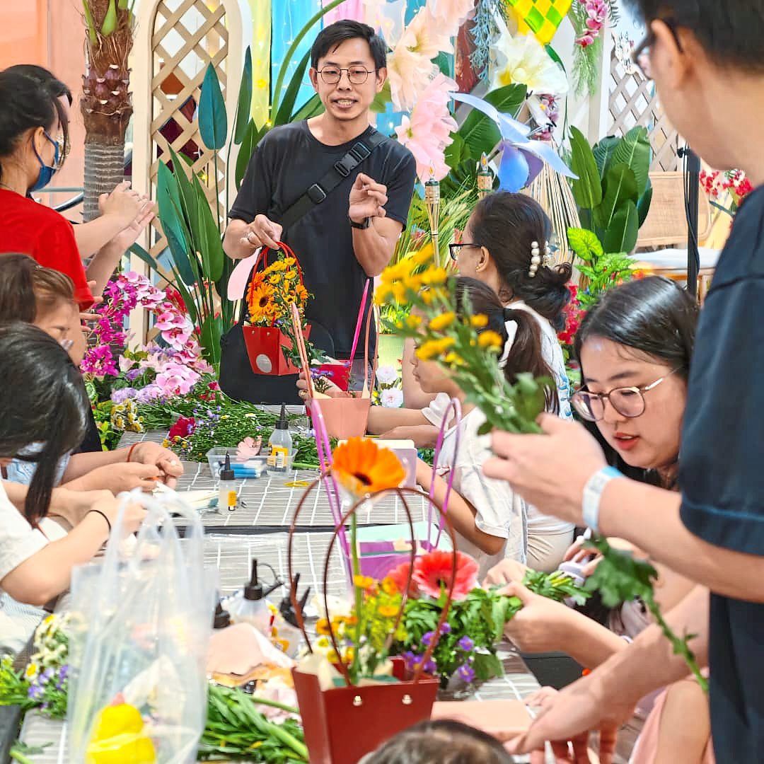 Engaging weekend workshops provide a space for families to explore their creativity. 