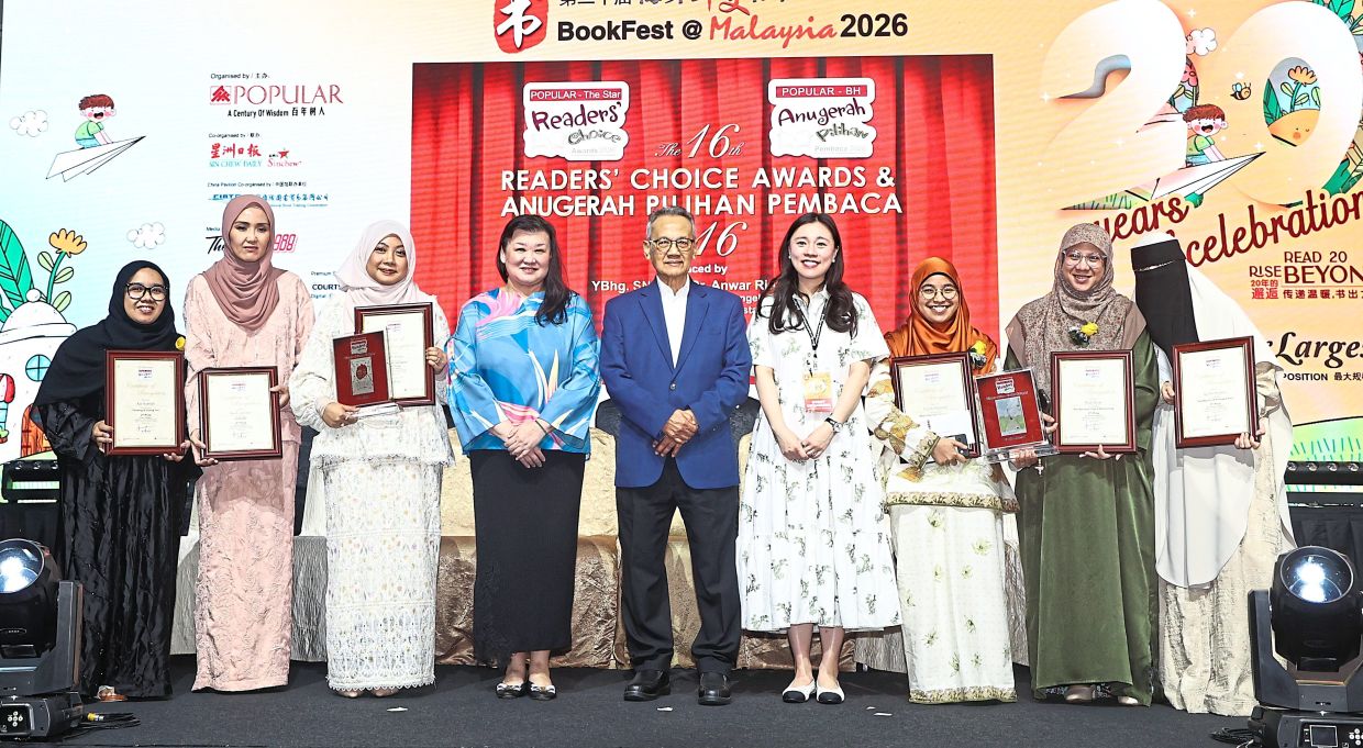 Readers’ favourites: (Starting fourth from left) Ng, Mohd Anuar and POPULAR Singapore’s director and chief executive officer Emily Yiu Nga Yu posing for a photo with the winners of the POPULAR-The Star RCA at the Kuala Lumpur Convention Centre. — AZMAN GHANI/The Star