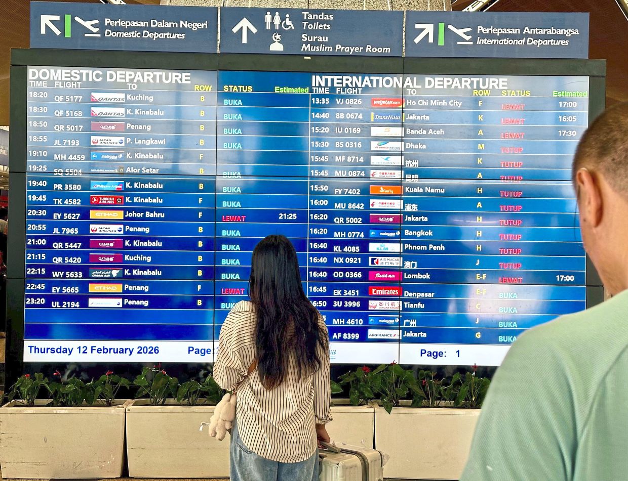 欧洲游客在等待回国航班时探索马来西亚