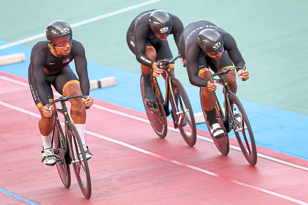 Zwei Fahrer mit dem Namen A – Adib oder Akmal führen das Sprint-Duo beim ...