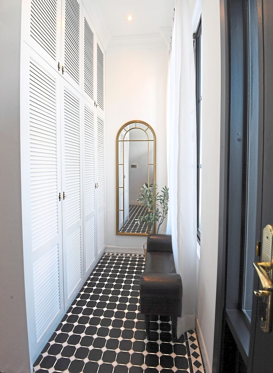 Common in English residences, the vestibule sets the tone for the London Townhouse.