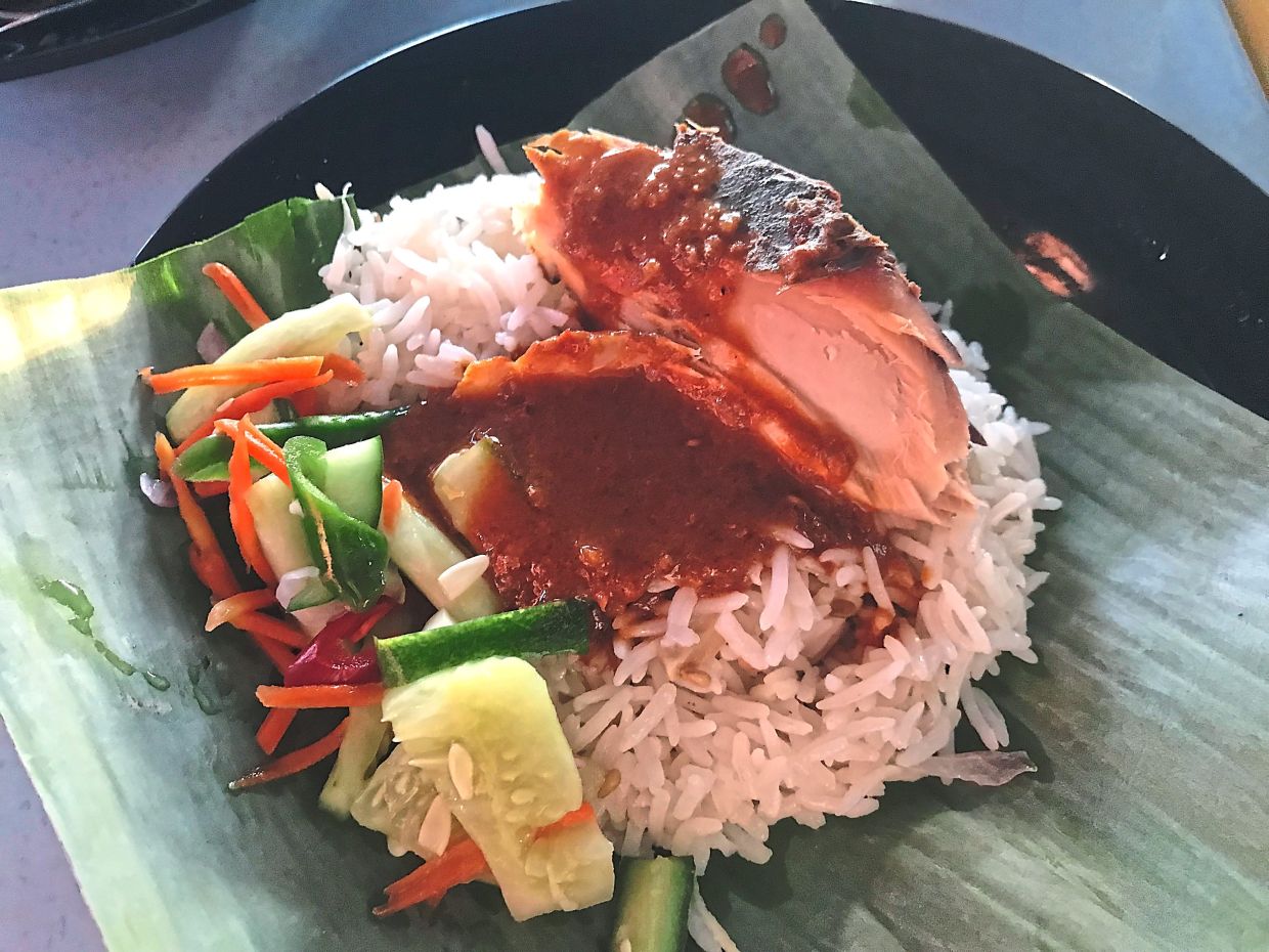 Nasi dagang is usually served with gulai ikan tongkol, an aromatic fish curry with a rich and thick texture. — Filepic