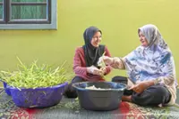 Winning customers with her ‘ketupat palas’