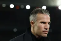 Soccer-Under pressure, Van Persie gets another vote of confidence