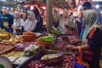 City folk make final Hari Raya preparations, supplies remain stable at Chow Kit market
