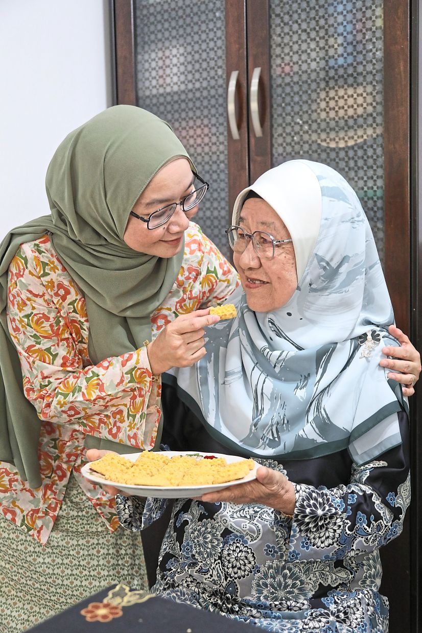 Didi (right) and Enisa making cashew nut biscuits for Hari Raya in Shah Alam. (Inset) Close-up of the cashew nut biscuits. — AZMAN GHANI, YAP CHEE HONG and RAJA FAISAL HISHAN/The Star Selamah (right) and Norliza with the family’s favourite ‘semperit’ biscuits, the iconic dahlia-shaped biscuits.