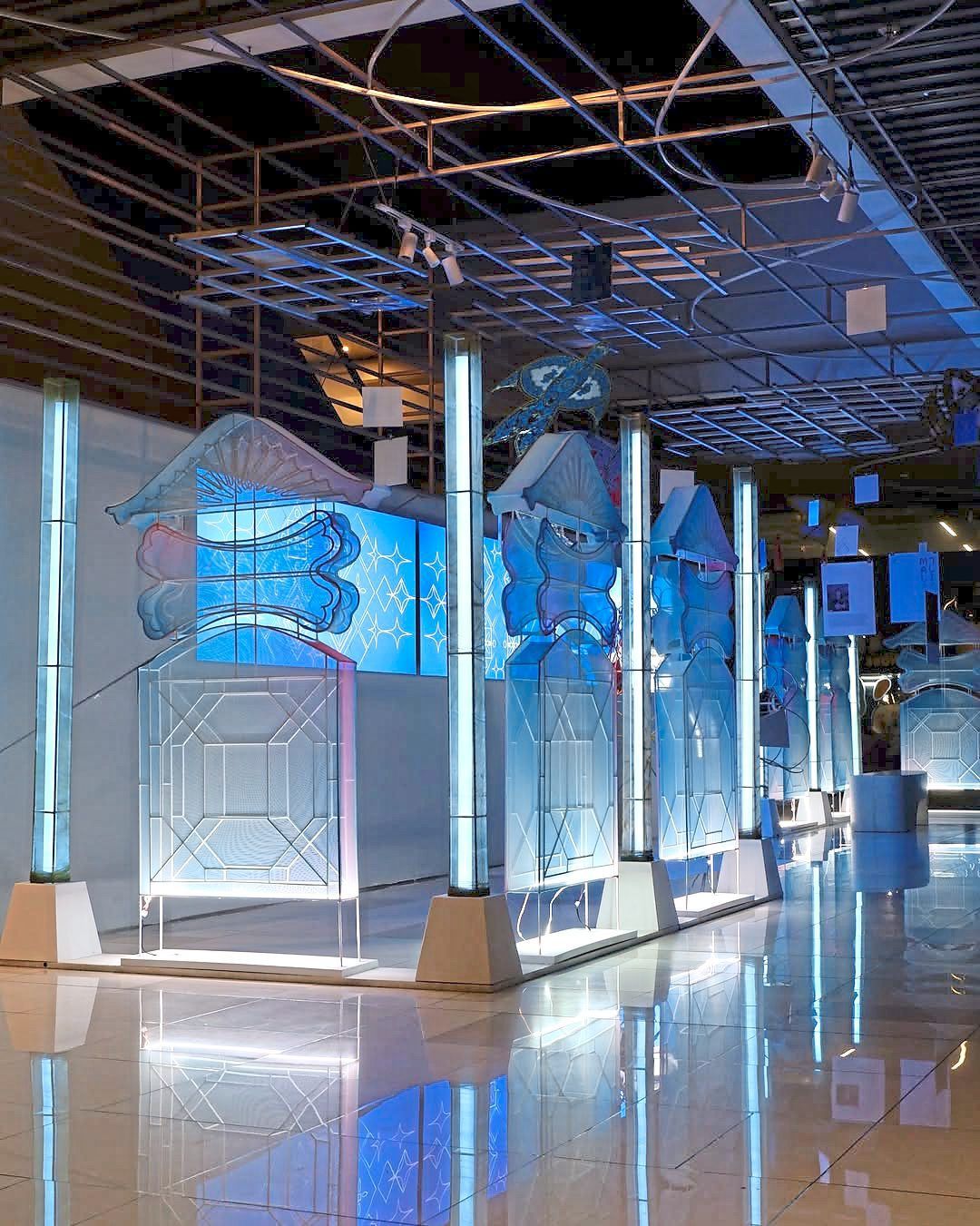 At night, the 'Malam 7 Likur' installation becomes even more striking, radiating a cool blue glow in place of the traditional warm pelita tones. Photo: Filamen