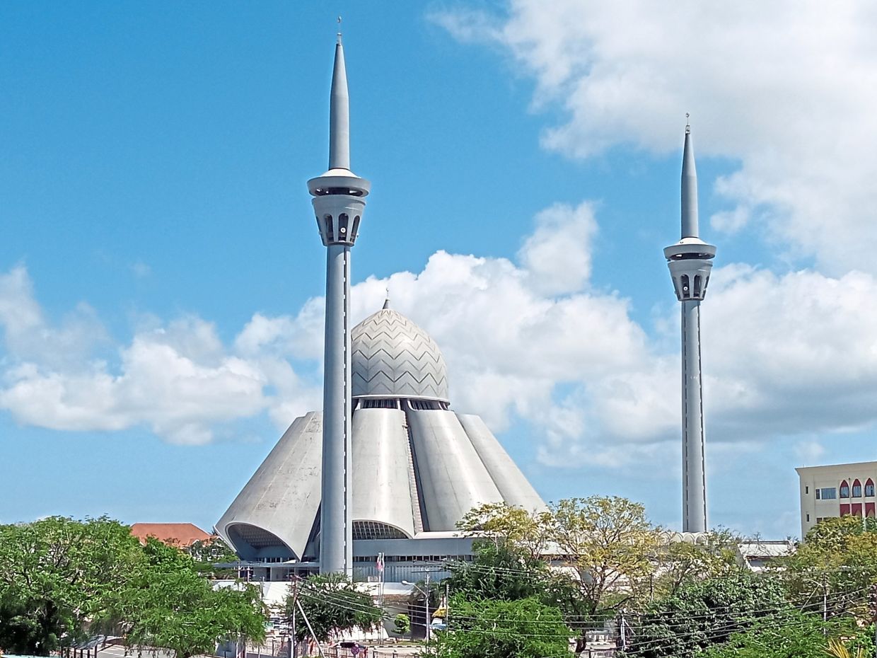 Labuan’s An-Nur Jamek Mosque has a futuristic look. — AIDLFARHN/Wikimedia Commons
