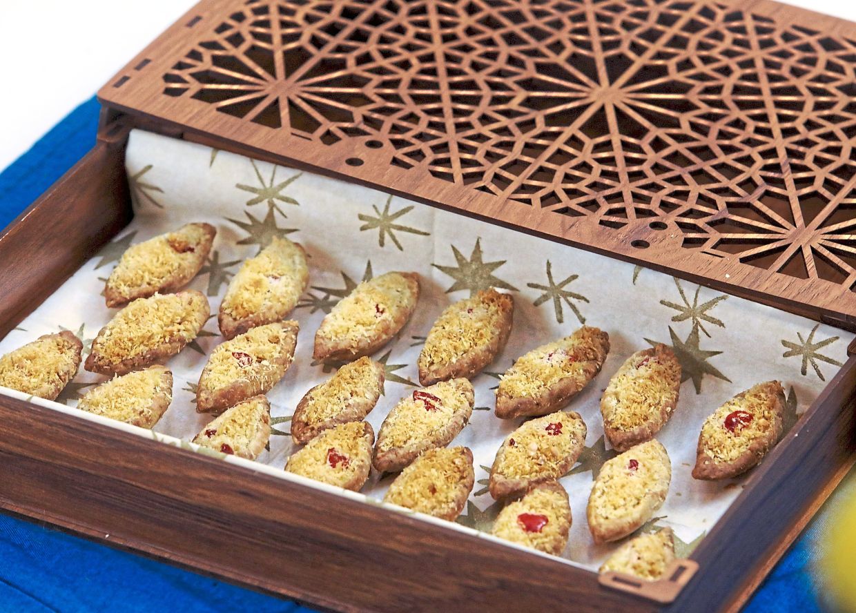Dainty little ‘biskut sampan’ or ‘biskut perahu’.— Photos: AZLINA ABDULLAH/The Star