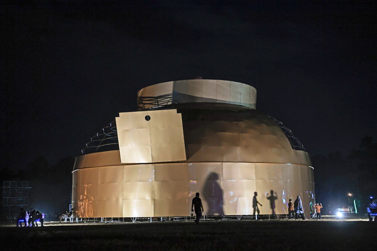 The giant oil lamp measuring 20m wide, 15m high and 65m in circumference that made it into the Malaysia Book of Records.