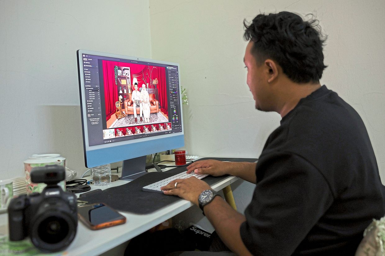 Muhammad Shahrul’s photography sessions include lanterns and duit raya envelopes to bring the scenes to life.