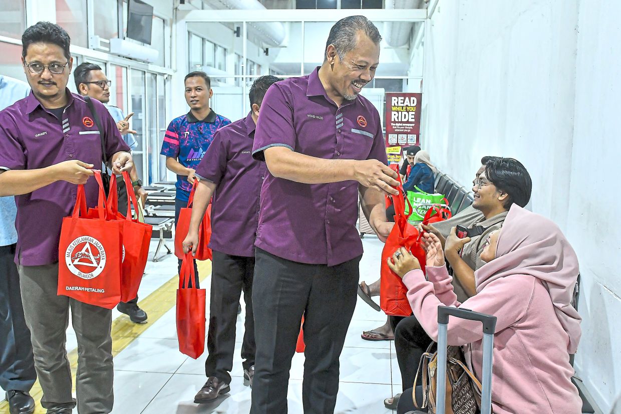 Mohd Yazid presenting Aidilfitri goodies to bus passengers during the campaign.